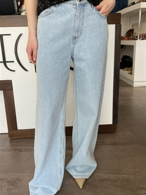 <p>
  Jeans gamba dritta vita bassa
</p>Silvian Heach