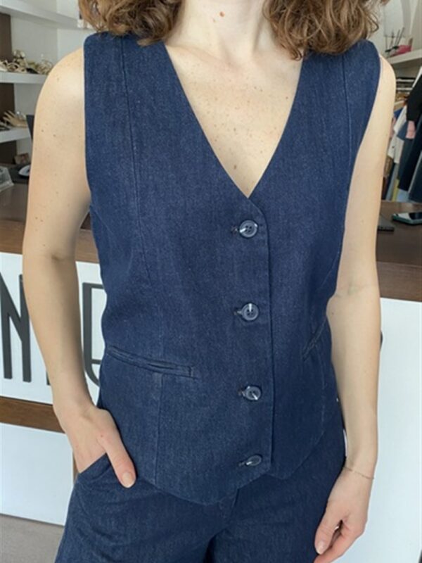 <p>
  Gilet in denim
</p>Silvian Heach