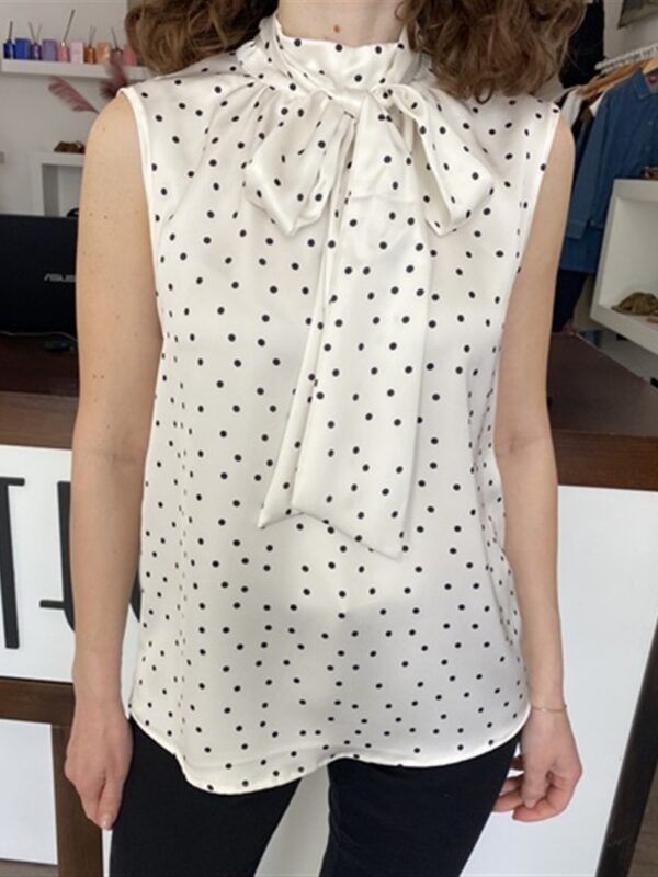 <p>
Top stampa pois con fiocco frontale
</p>Silvian Heach