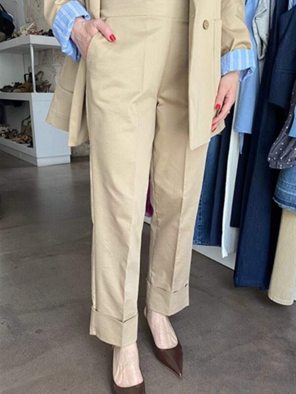 <p>
  Pantalone con piega al fondo ed elastico sul retro
</p>H2o