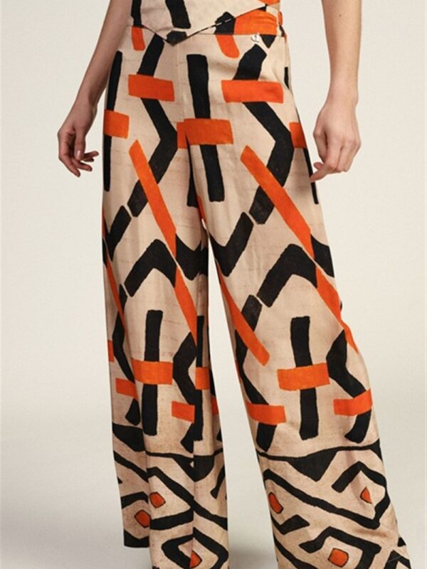 <p>
  Pantalone stampato con gamba dritta con elastico sul retro del cinto
</p>Dixie