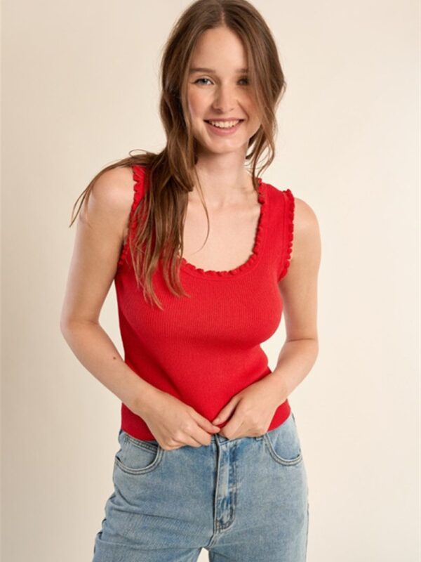 <p>
  Canotta a costine red
</p>Molly Bracken