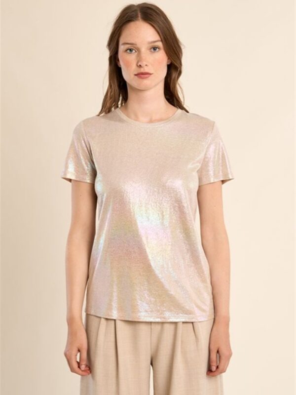 <p>
  T-shirt iridescente
</p>Molly Bracken