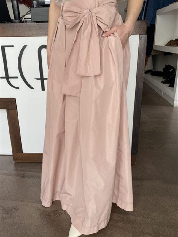 <p>
  Gonna lunga in taffetà con cintura ed elastico sul retro del cinto rosa
</p>Le _Sarte _Del_Sole