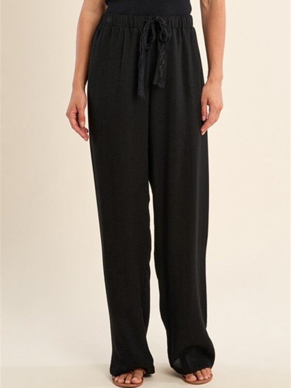 <p>
  Pantaloni ampi con laccio della coulisse in pizzo black
</p>Molly Bracken