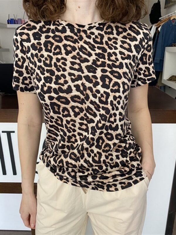 <p>
  T-shirt stampa animalier
</p>Silvian Heach