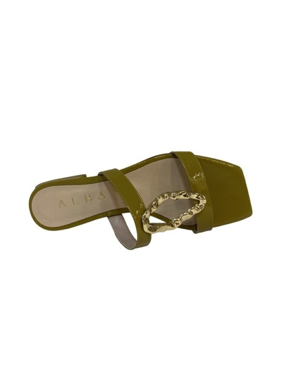 <p>
  Sandalo a punta quadra in naplak con accessorio e tacco di 2 cm oliva 
</p>Albano