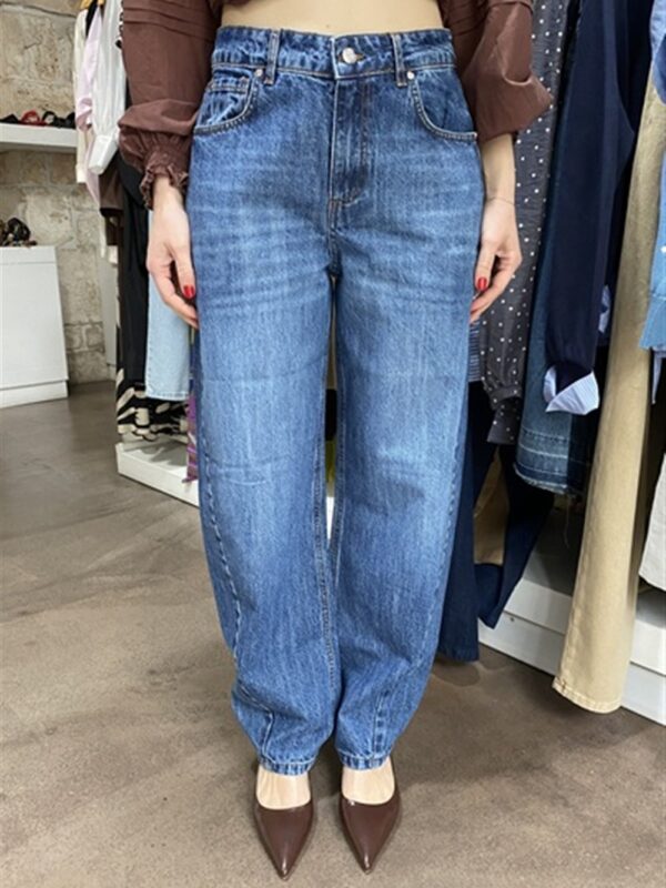 <p>
  Jeans modello baloon
</p>Silvian Heach
