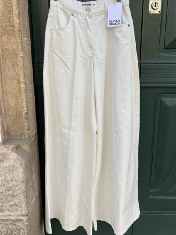 <p>
  Jeans modello wide leg
</p>Silvian Heach