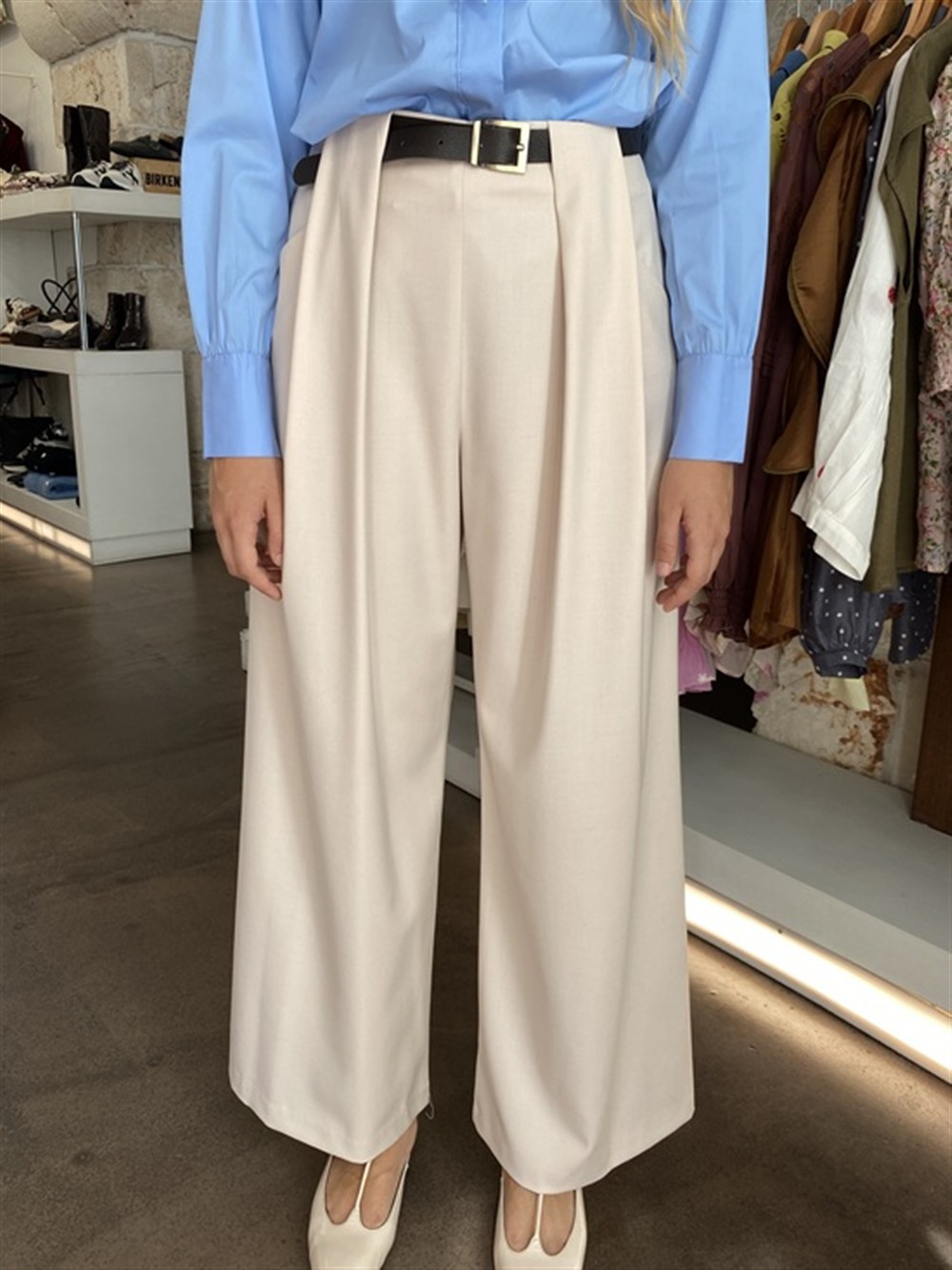 <p>
  Pantalone gamba larga con pieghe baciate e cintura
</p>Dixie