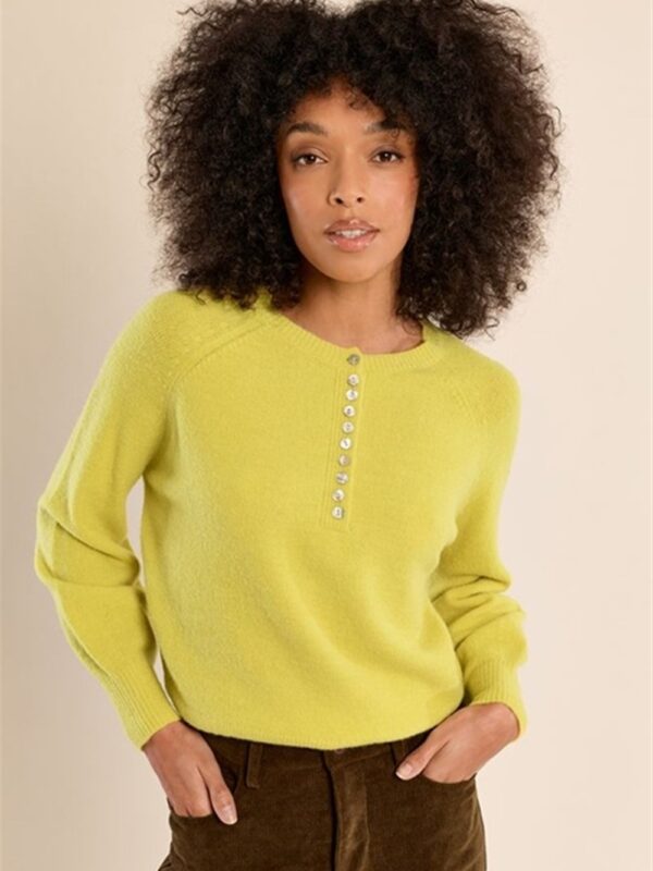 <p>
Maglione con bottoncini
</p>Molly Bracken