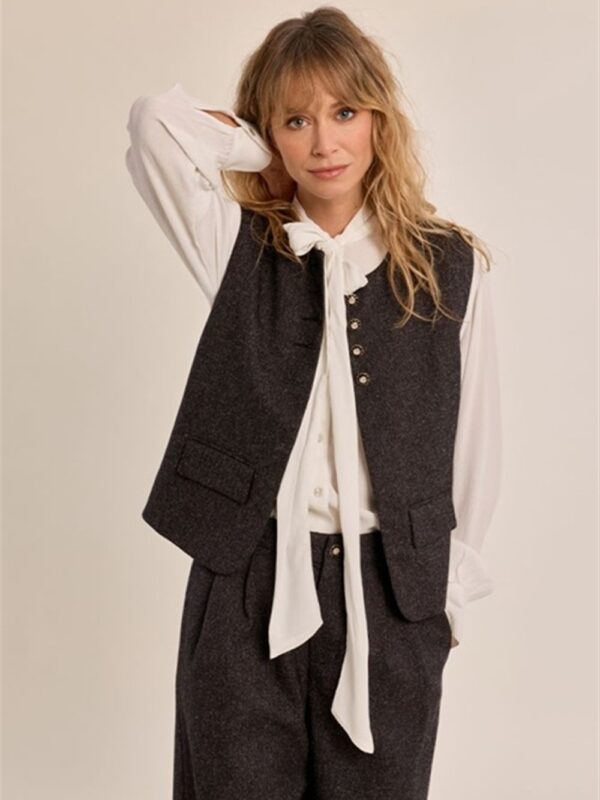 <p>
Gilet con bottoni gioiello
</p>Molly Bracken