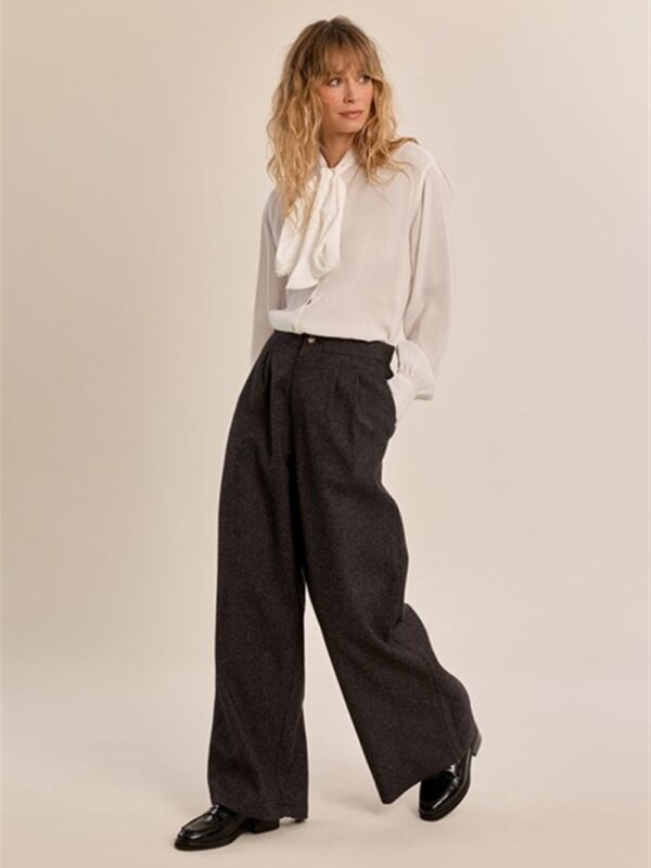 <p>
Pantalone vita alta con pinces
</p>Molly Bracken