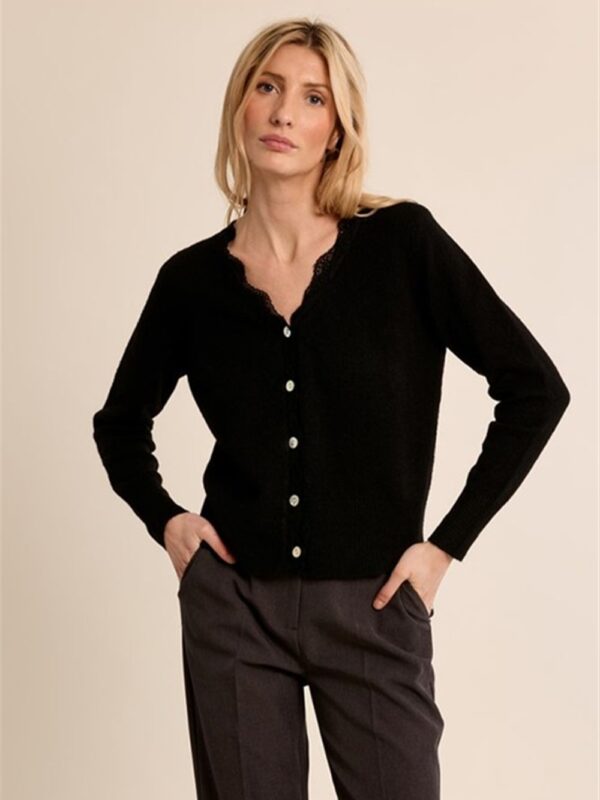 <p>
Cardigan con pizzo lungo lo scollo
</p>Molly Bracken