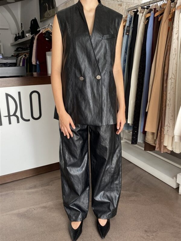 <p>
  Gilet in ecopelle doppio petto con spacchi laterali
</p>Happy 25