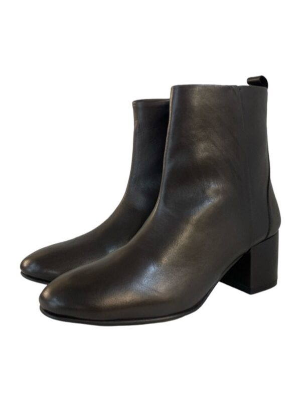 <p>
  BROWN - Tronchetto punta tonda tacco 6 cm
</p>Janet & Janet