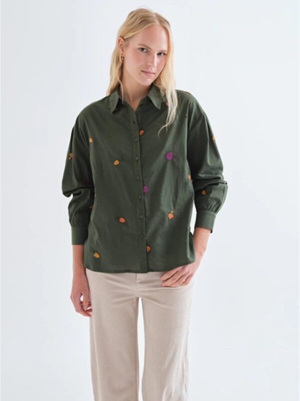 <p>
  Camicia in cotone con ricami di vegetali
</p>Compania Fantastica