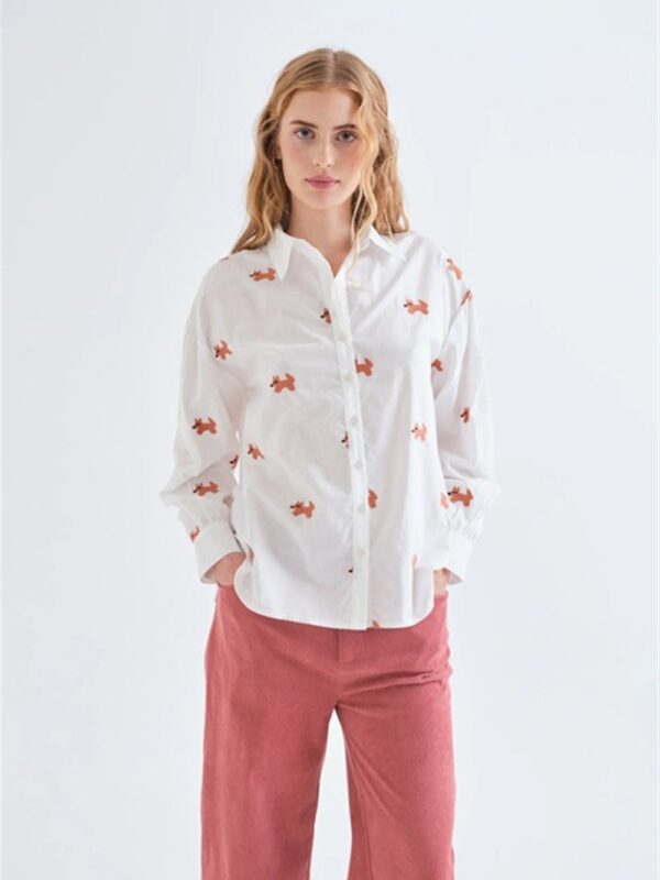 <p>
  Camicia in cotone con ricami di volpi
</p>Compania Fantastica