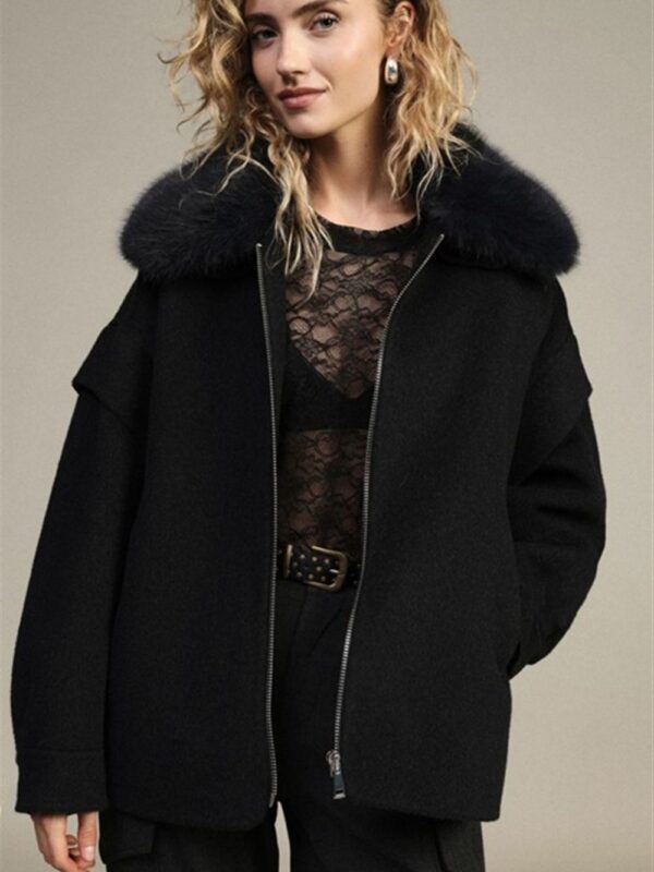 <p>
Cappotto over con zip e colletto in ecopelliccia removibile
</p>Dixie