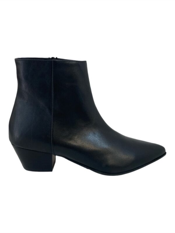 <p>
NERO - Texano gambale basso con zip interna e tacco 5cm
</p>Albano
