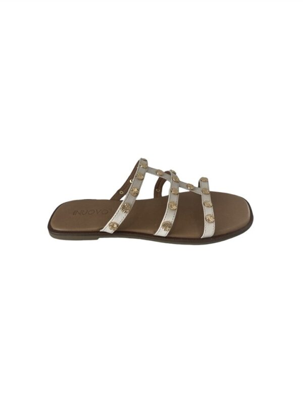 <p>
Sandalo con fascette e borchie
</p>Inuovo