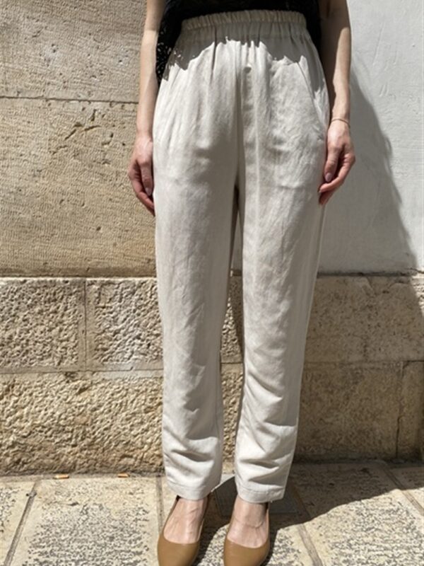 <p>
Pantalone morbido a sigaretta con elastico in vita beige
</p>Le _Sarte _Del_Sole