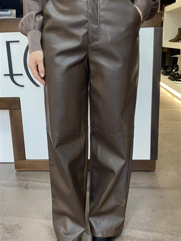 <p>
  Pantalone gamba dritta in ecopelle
</p>H2o
