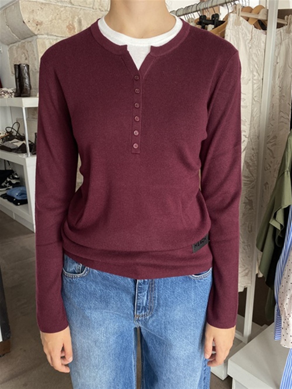 <p>
BORDEAUX - Maglioncino con effetto doppia maglia e bottoncini frontali
</p>Silvian Heach