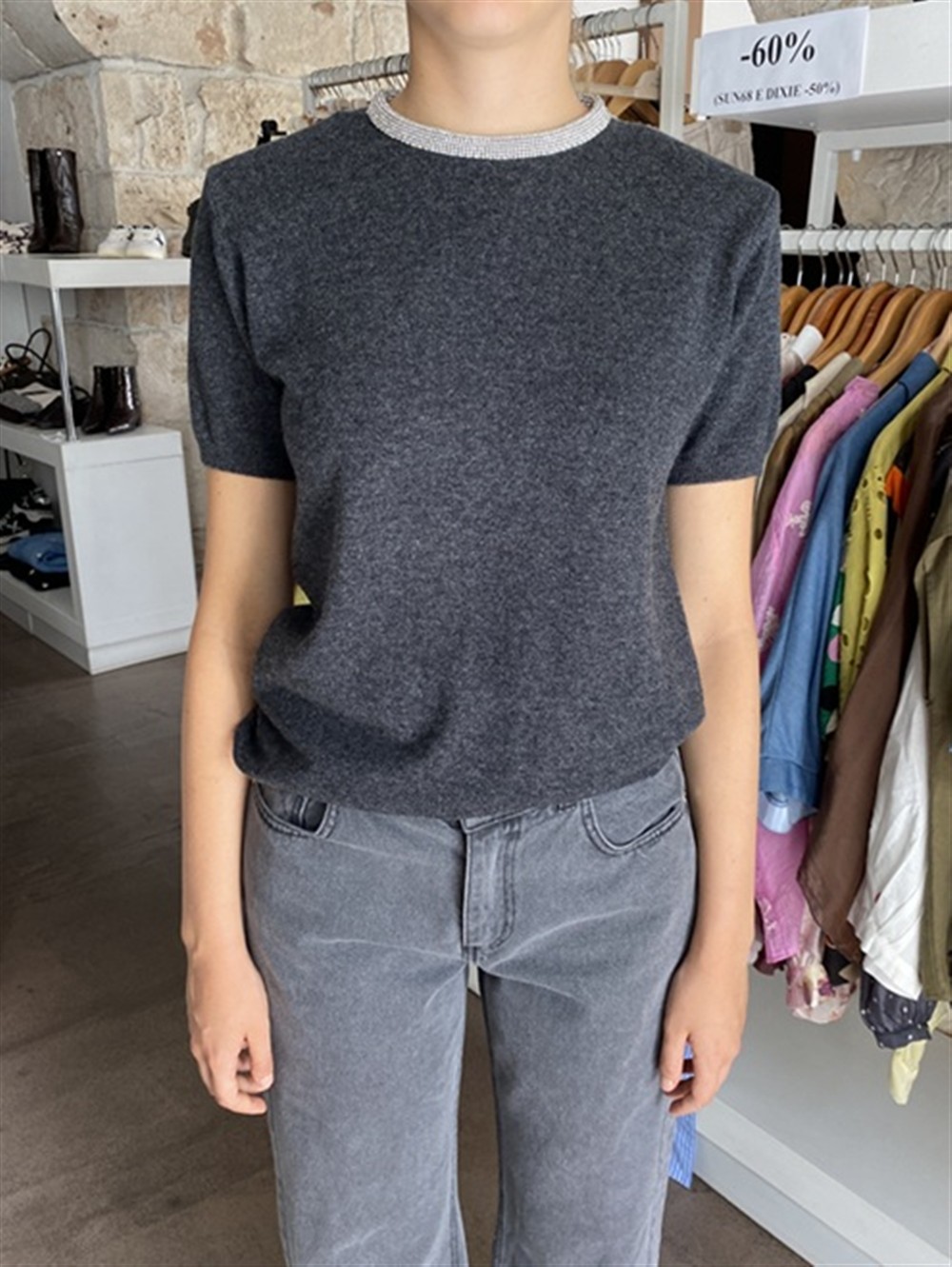<p>
GREY - Maglioncino mezza manica misto lana e cashmere e colletto di strass
</p>Silvian Heach