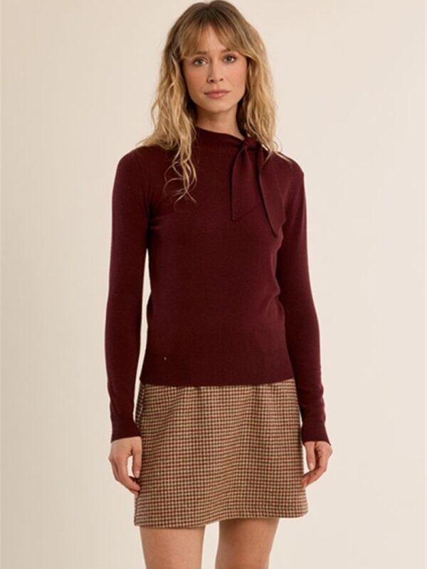 <p>
DARK RED - Maglioncino in maglia fine con dettaglio a fiocco
</p>Molly Bracken
