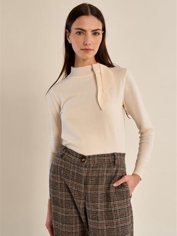 <p>
CREAM - Maglioncino in maglia fine con dettaglio a fiocco
</p>Molly Bracken