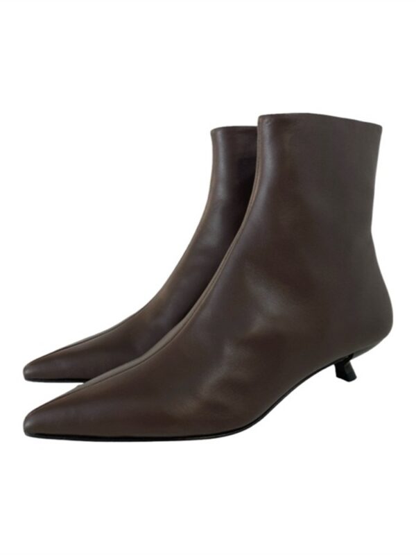 <p>
GIA- Tronchetto a punta con zip posteriore e tacco 3 cm
</p>Jvam