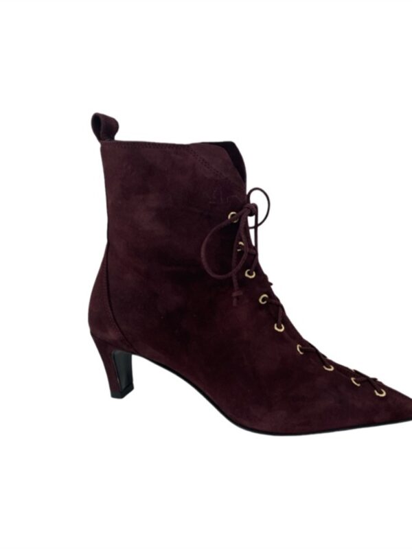<p>
Tronchetto in suede con stringhe e tacco 5 cm
</p>Napoleoni