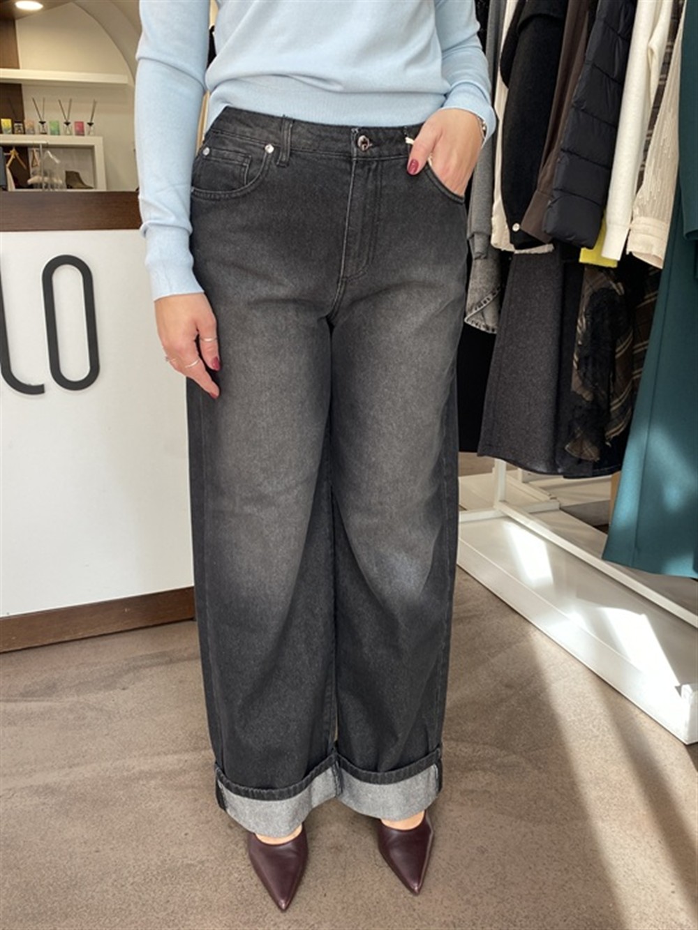 <p>
  BLACK - Jeans wide leg con risvolto
</p>Silvian Heach