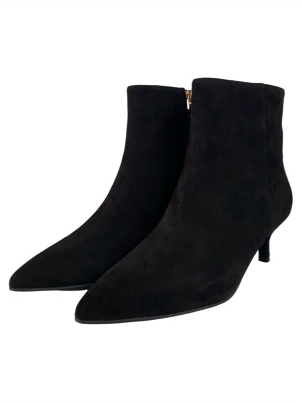 <p>
Tronchetto in suede tacco 5 cm
</p>Janet & Janet