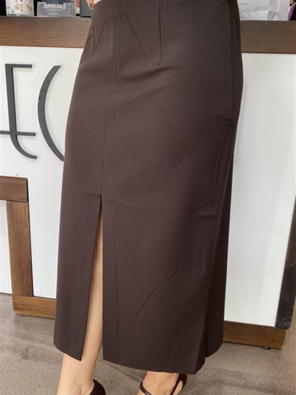 <p>
  BROWN - Longuette con spacco frontale 
</p>Silvian Heach