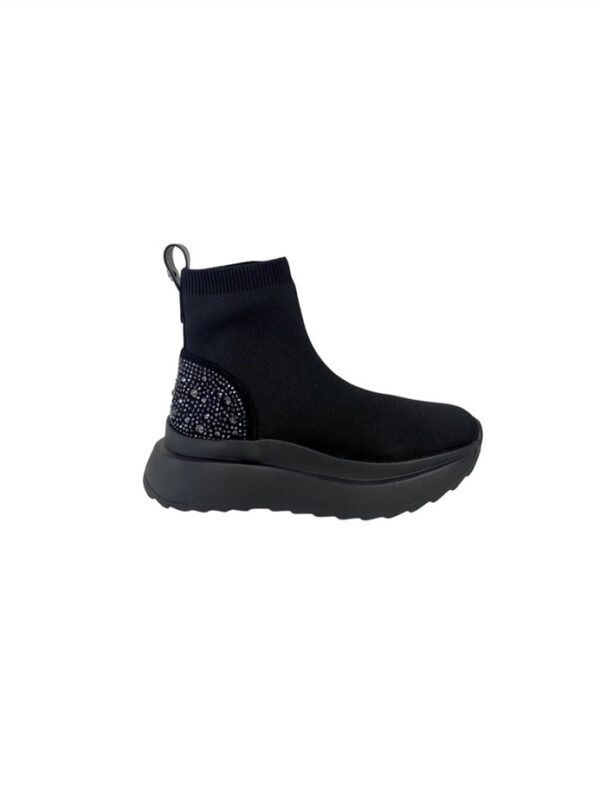 <p>
Stivaletto elasticizzato con strass sul tallone fondo 6 cm
</p>Apepazza