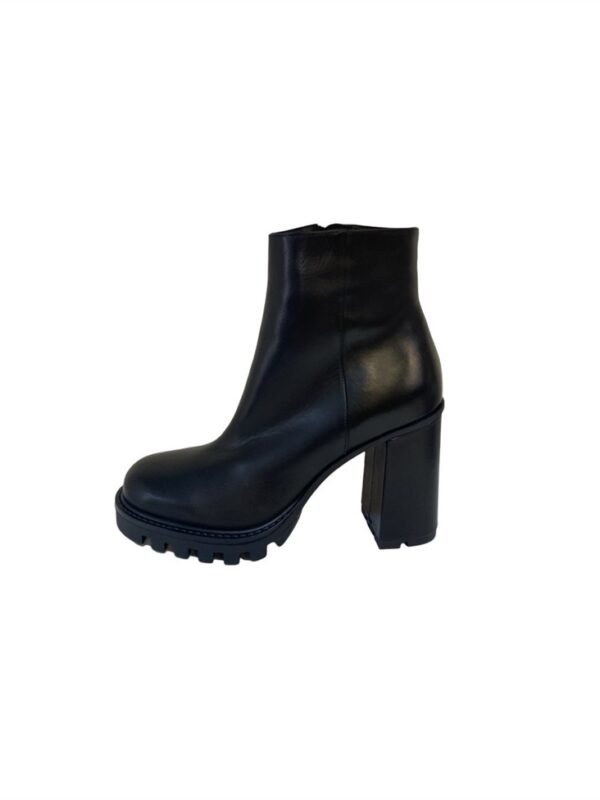 <p>
Tronchetto con tacco 9 cm e plateau in gomma di 2
</p>L'amour